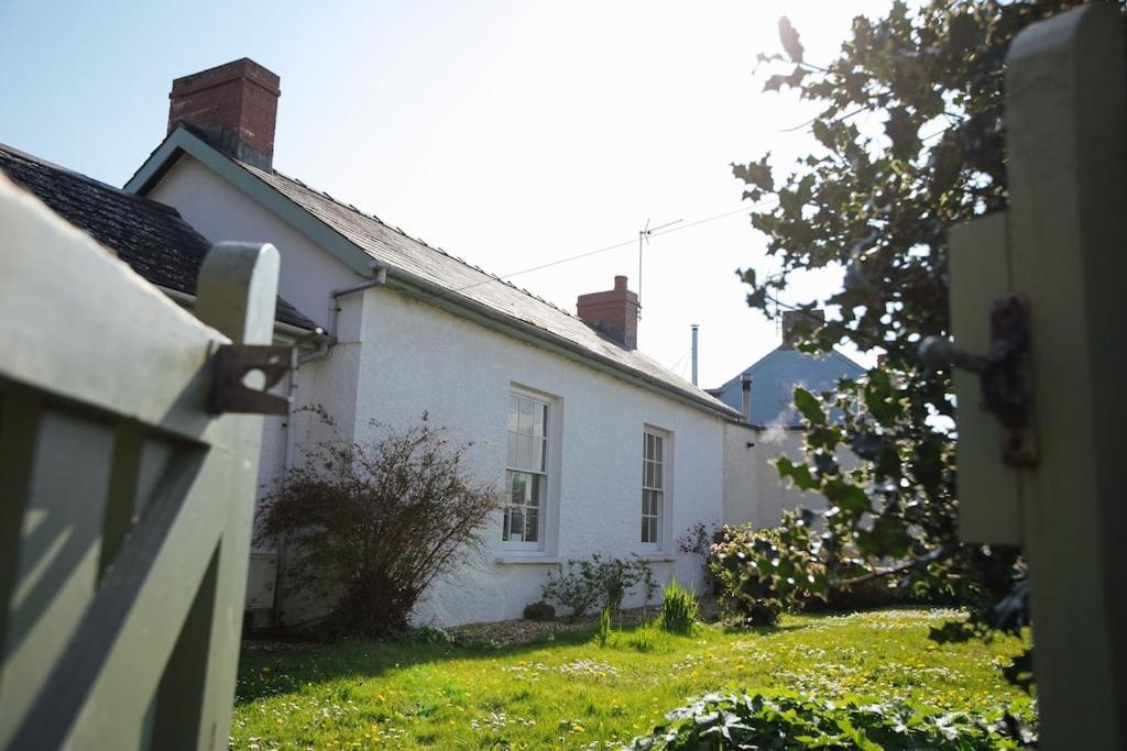 May Tree Cottage Manorbier 5 Mins From The Beach Sleeps 4 Buitenkant foto